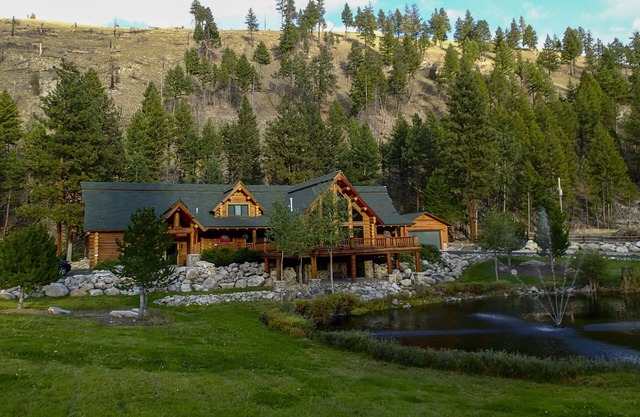 Custom Bitterroot Valley Cabin w/Hot Tub & Views!