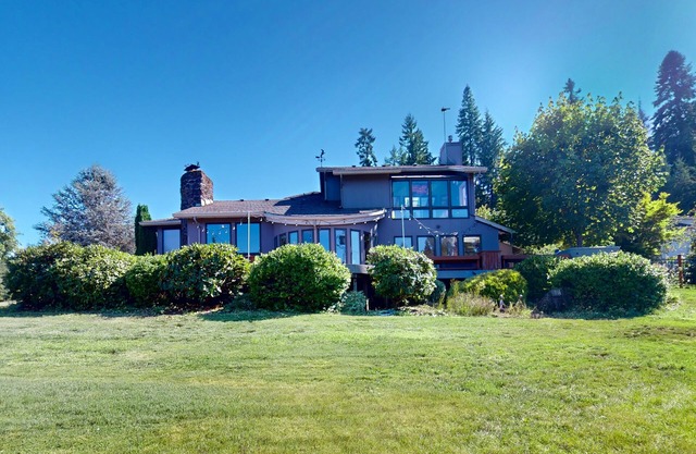 Custom home 100 yds from Foster Lake with private hot tub, views, & firepit