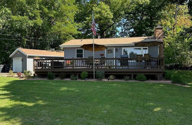 Cute and Cozy Cottage by the Lake! Kayaks! Paddleboard! HUGE Deck w/Great Views