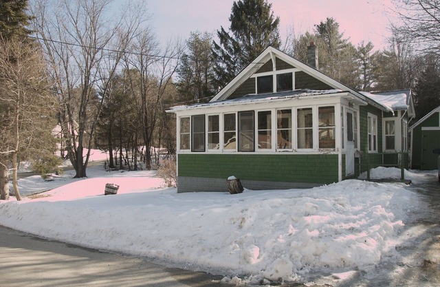 Cute Bridgton Bungalow walk to town location