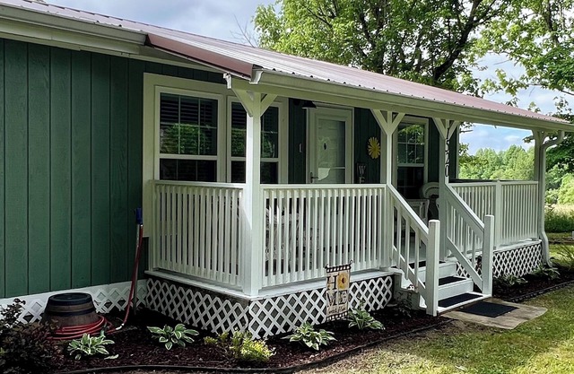 Cute-Cozy-Clean 2B-2B cottage with hot tub-Pet friendly-Minutes to FCF Park
