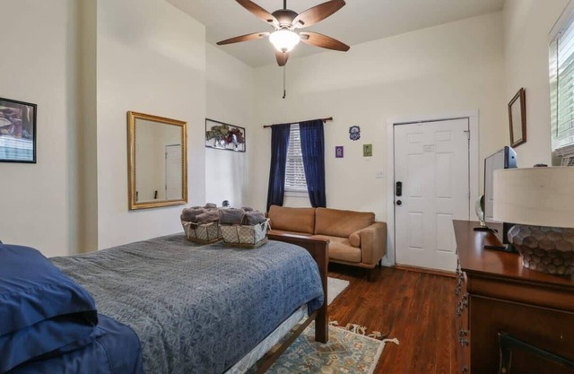 Cute Studio | Central | 4 Blocks to Streetcar