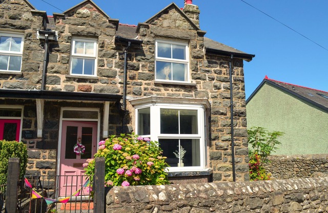 Cwtch Cottage - Three Bedroom House, Sleeps 6