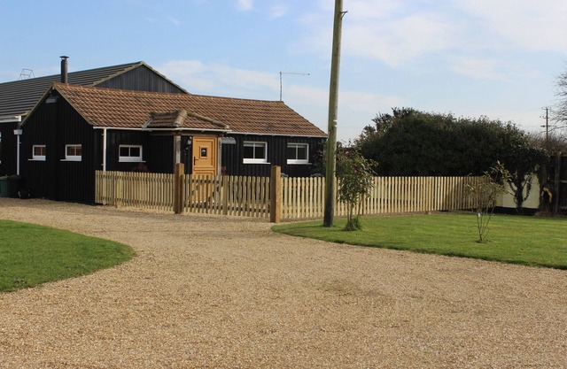 DAIRY COTTAGE. Delightful luxury rustic cottage nr New Forest and South Coast.