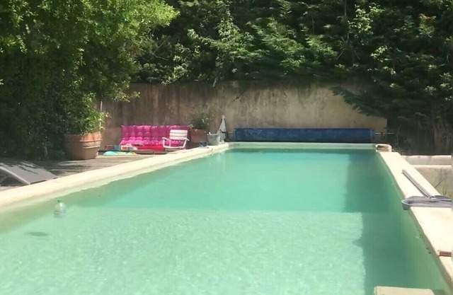 Dans UN Coin DE Verdure Avec Bassin DE Baignade