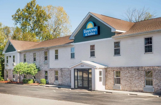 Days Inn & Suites by Wyndham Sellersburg
