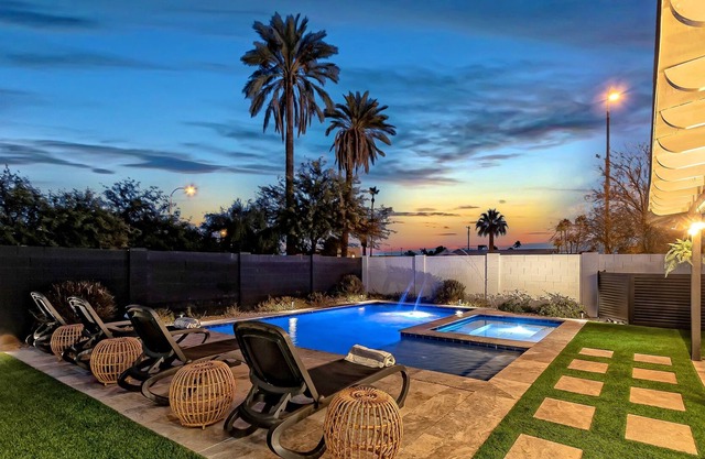 DAZZILING DESERT MANOR - HEATED POOL & SPA - MINS TO OLD TOWN