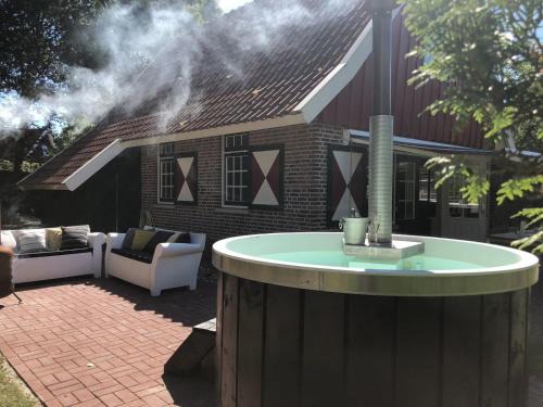 De Brittenburg 4-persoons, finse sauna, hottub, sunshower, grote zonnige omheinde tuin, wifi en huisdier vriendelijk