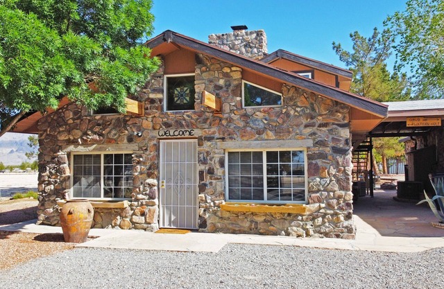 Death Valley Rustic Stone Cabin*Fireplace*Pool