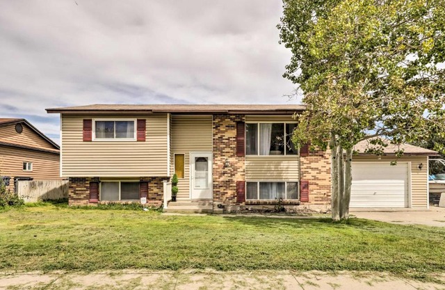 Deck and Yard Pet-Friendly Apartment in Magna!
