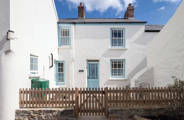 Delfryn, Holiday Cottage Manorbier, Sleeps 4, 2 bedrooms, bathrooms
