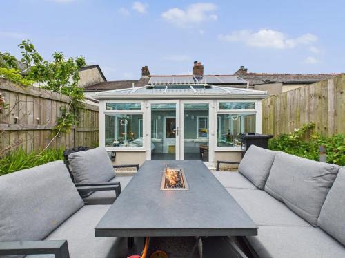 Delightful Cottage in St Newlyn | Sleeps 5 | Cosy Fireplace | Private Patio & Firepit | Near Newquay Beaches | Free Parking | Family-Friendly | Fast WiFi | Smart TV | Fully Equipped Kitchen | Peaceful Village Location with Pub & Scenic Walks Nearby