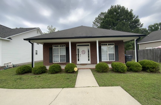 Delightful patio home in golf course community