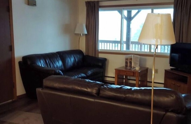 Deluxe 3 Bedroom Condo, 2 Full Bathrooms Top Floor