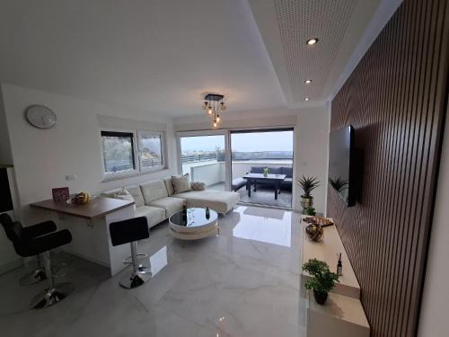 Deluxe apartment with swimming pool
