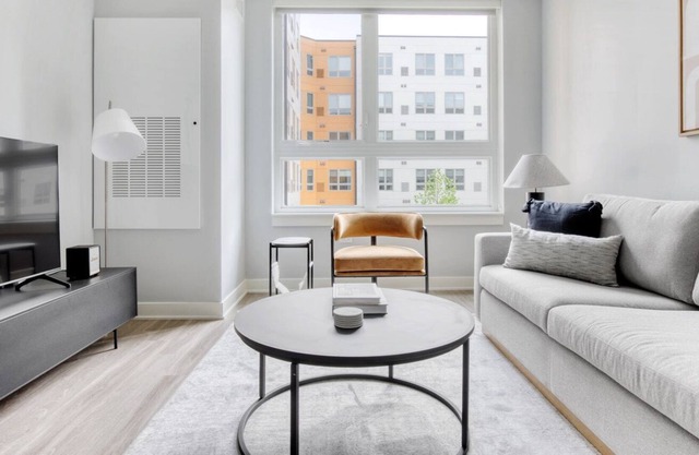 Deluxe Arlington Heights 1BR w/ Gym & W/D, near I-90, by Blueground