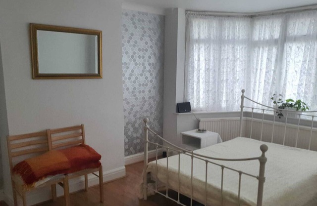 Deluxe Double Bedroom Shaed - Bay Windows