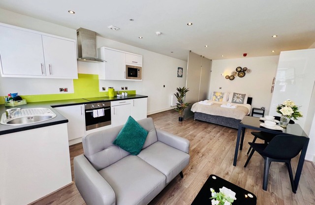 Deluxe King Studio- private en-suite with shower