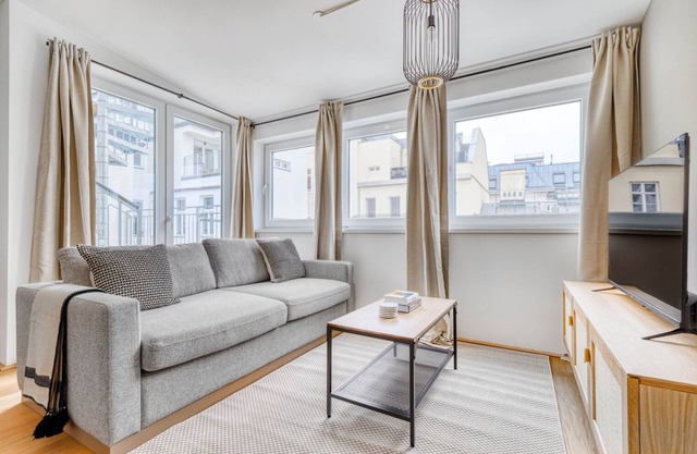Deluxe Neubau 2BR w/Terrace & Elevator, nr restaurants, by Blueground