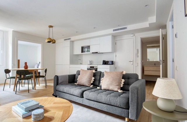 Deluxe Sarrià 2BR w/Doorman, Renovated Recently, by Blueground