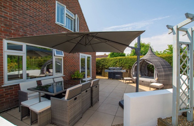 Denbury House - Five Bedroom House, Sleeps 10