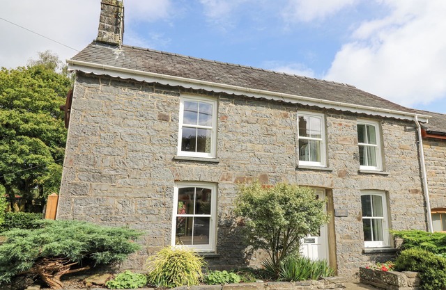 DERWEN VILLA, pet friendly, character holiday cottage in New Quay