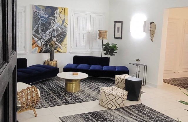 Designer Hancock Park home/2 beds + 2 baths