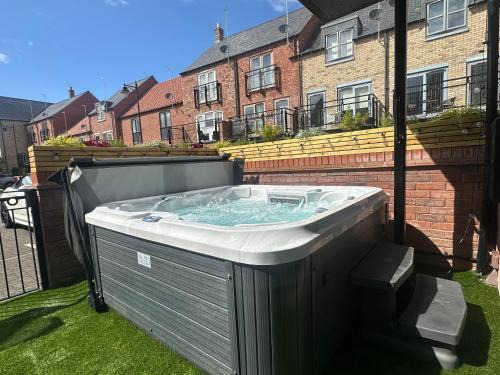 Designer Townhouse with Hot Tub, Balcony and Bronze Sculptures