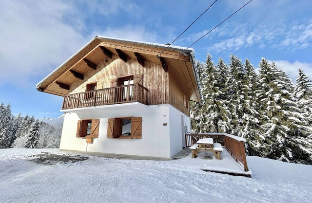 Detached chalet with spa, sauna and fireplace in Notre-Dame-de-Bellecombe - 10 pers