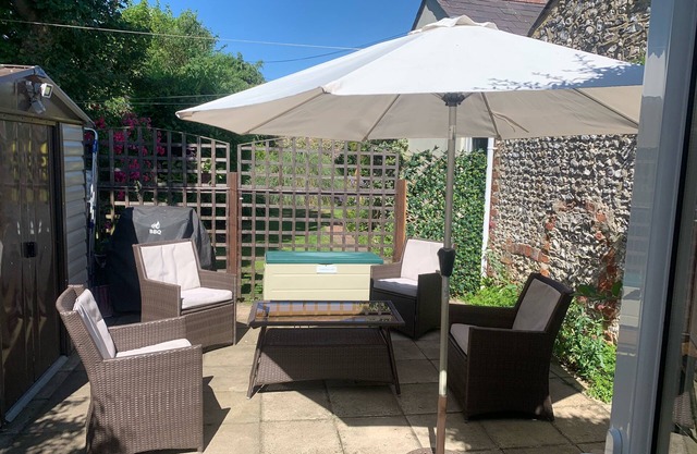 Detached cottage in lovely village setting