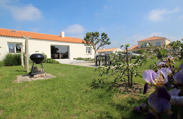 Detached house with garden and BBQ, 3 bedrooms, near Marais birds