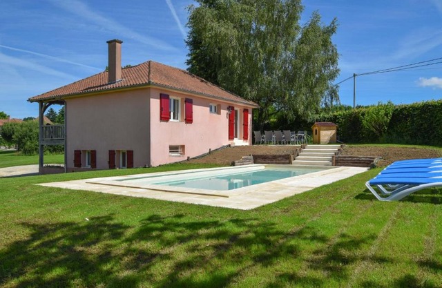 Detached house with stunning views and a private heated swimming pool