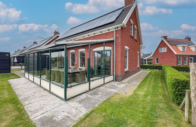 Detached villa with sauna and garden