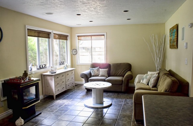 Diamond Cottage, close to Sooke, Shirley and Port Renfrew. 40 mins to Victoria