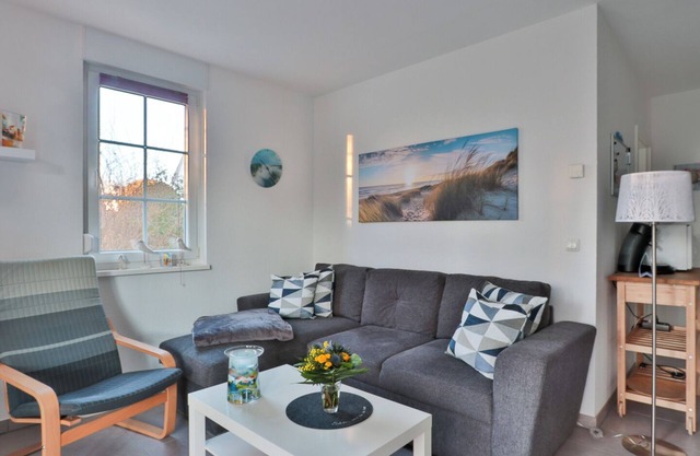 Die 2-zimmer-ferienwohnung Liegt im Erdgeschoß Einer Neuen Weißen, im Bäderstil Gebauten Villa, nur ca. 250 Meter vom Strand Entfernt