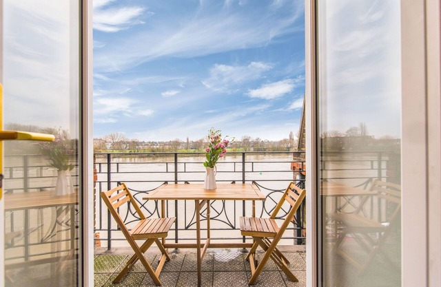Direct River Views & only 15 mins to Central London