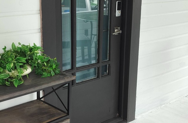 Directly on Riverwalk in Downtown Bradenton Walking trail out your front door!