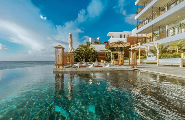Dive Into Your Dream Vacation! Free Parking, Outdoor Swimming Pool
