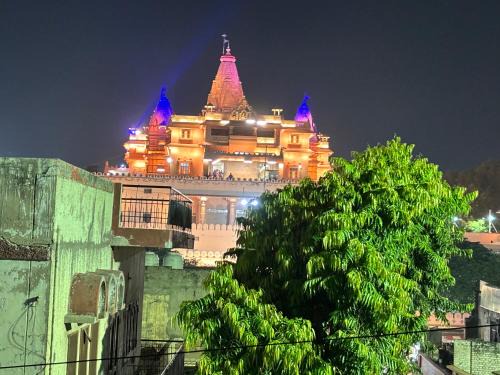 Divine Stay- Facing Krishna Janambhoomi Temple- Family Curated HomeStay - Hotel Like Amenities
