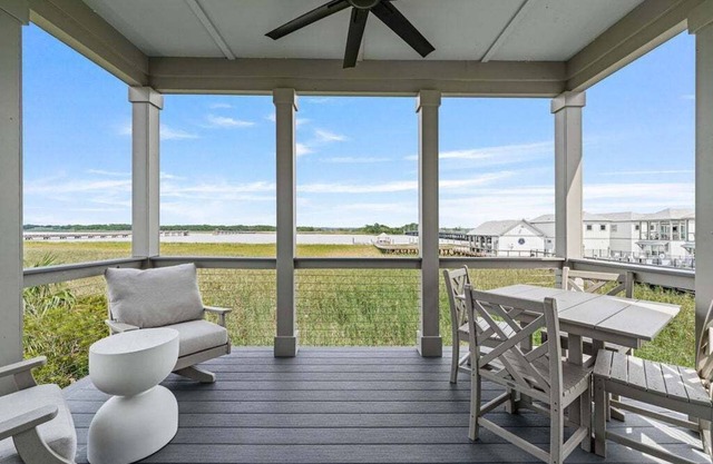Dock and Dwell at the Winyah Bay Club, Pool, Outdoor Lounge/Grill and Boat Slip included!