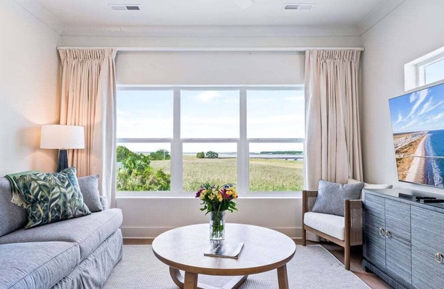 Dock and Dwell at the Winyah Bay Club, Pool, Outdoor Lounge/Grill and Boat Slip included!