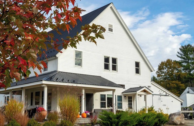 Dog-friendly 4-bedroom lodge on Bear Pond in Waterford, on the snowmobile trail!