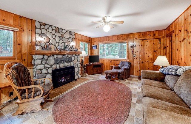 Dog-Friendly Cabin Close to the Lake & Next to Wallowa River w/WiFi, W/D