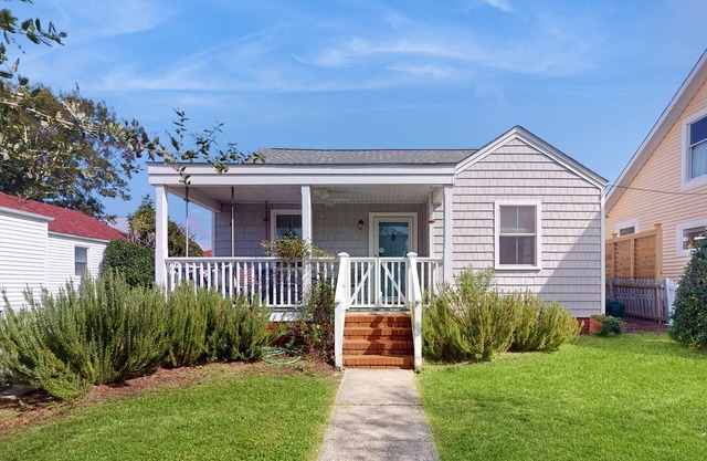 Dog-friendly cottage across from the water in a walkable neighborhood