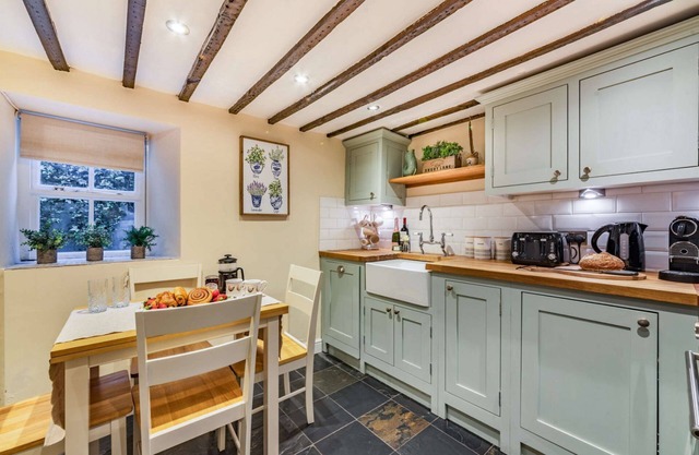 Dog friendly holiday cottage in the Cotswolds with a tranquil garden - Blenheim Cottage