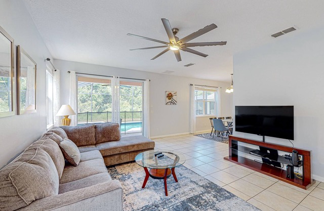 Dog-friendly home in a quiet area near Disney with private heated pool, pool spa
