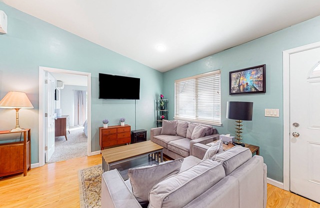Dog-friendly home with AC, walk to downtown Guerneville & Johnson's Beach