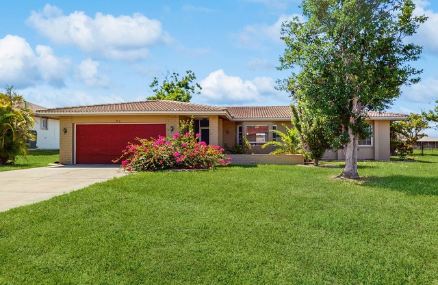 Dog friendly house with private pool, lanai, and washer & dryer