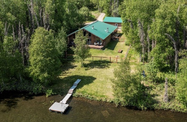 Dog-friendly lakefront cabin with private hot tub & inflatable kayaks