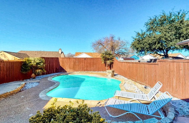 Dog-friendly remodeled home with full kitchen, outdoor pool, & arcade games